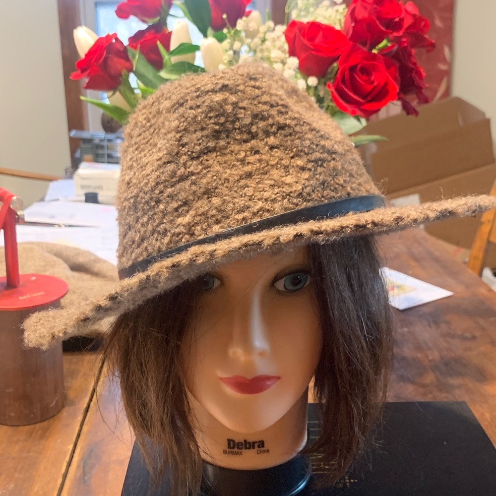 PETER GRIMM CHOCOLATE BROWN BOUCLE WOOL BLEND WOMANS FEDORA LEATHER BAND DETAIL